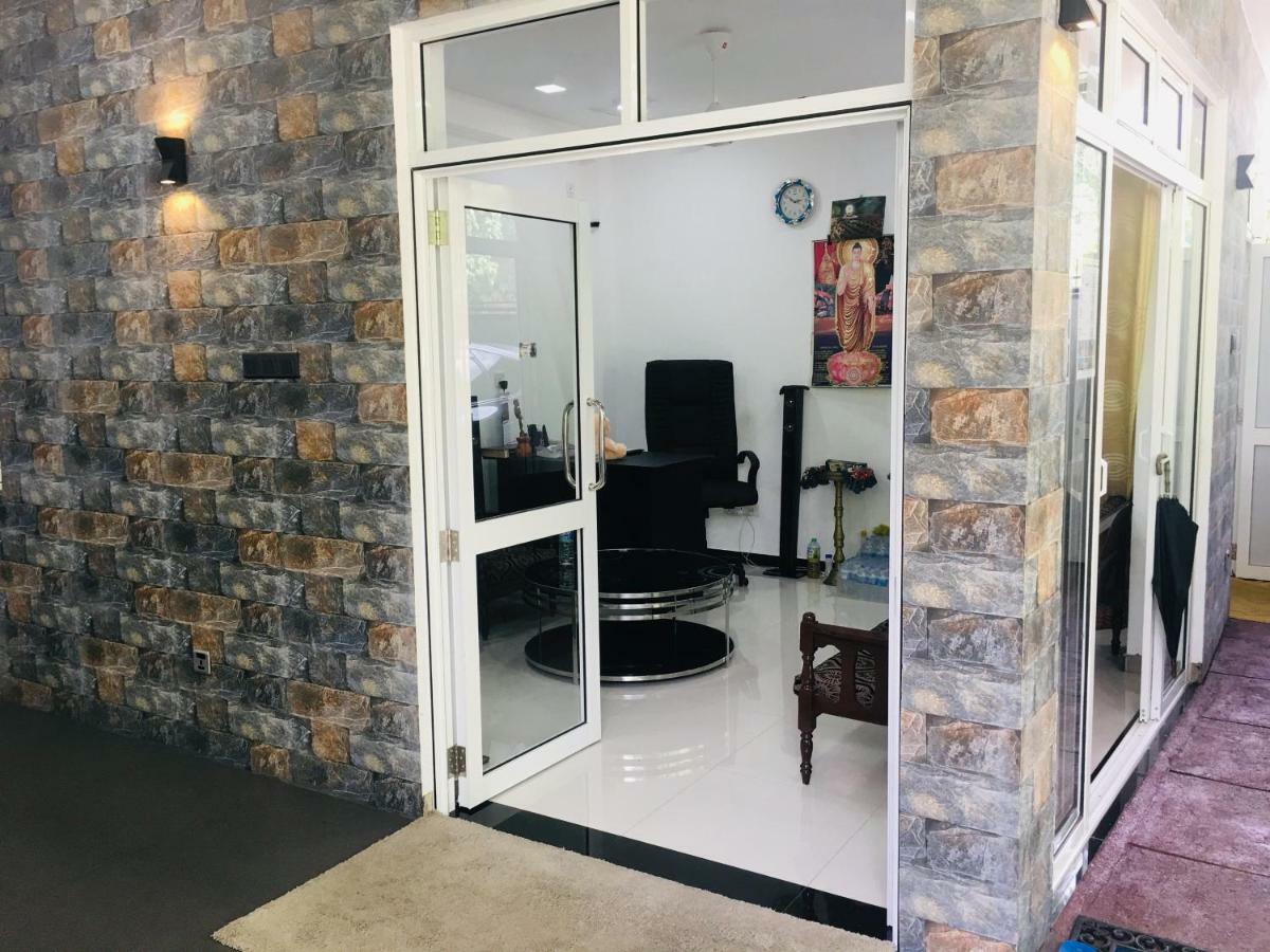 Jenushi Homestay Kandy Extérieur photo
